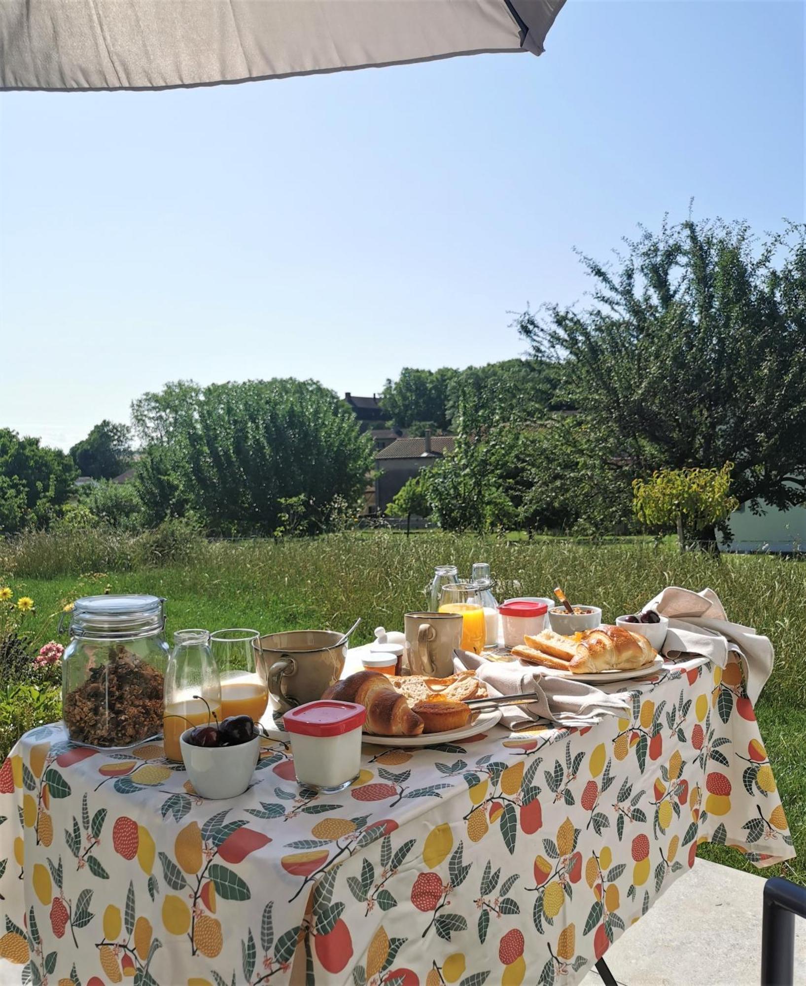 Au Jardin Des Deux Roches Bed & Breakfast Prisse Exterior photo
